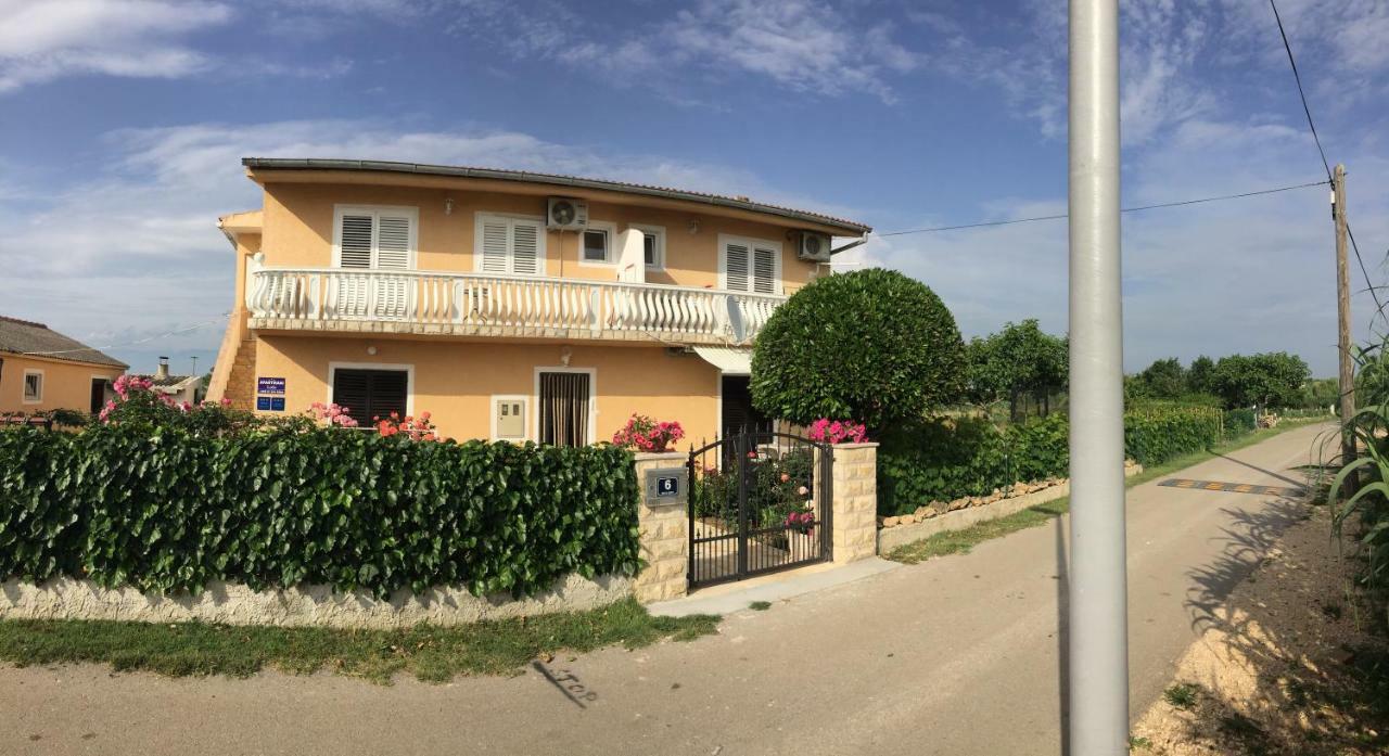 Apartments Lolo Privlaka  Buitenkant foto